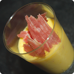 verrine pana cotta poivrons jaunes / chips de jambon sec