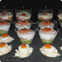 ardoise verrine avocat / crevette / fromage frais / saumon et cuillère rémoulade de surimi / oeuf de caille